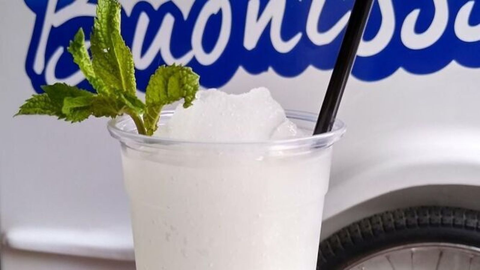 El granizado de rebujito suele estar disponible al menos hasta que finaliza la Feria de Córdoba