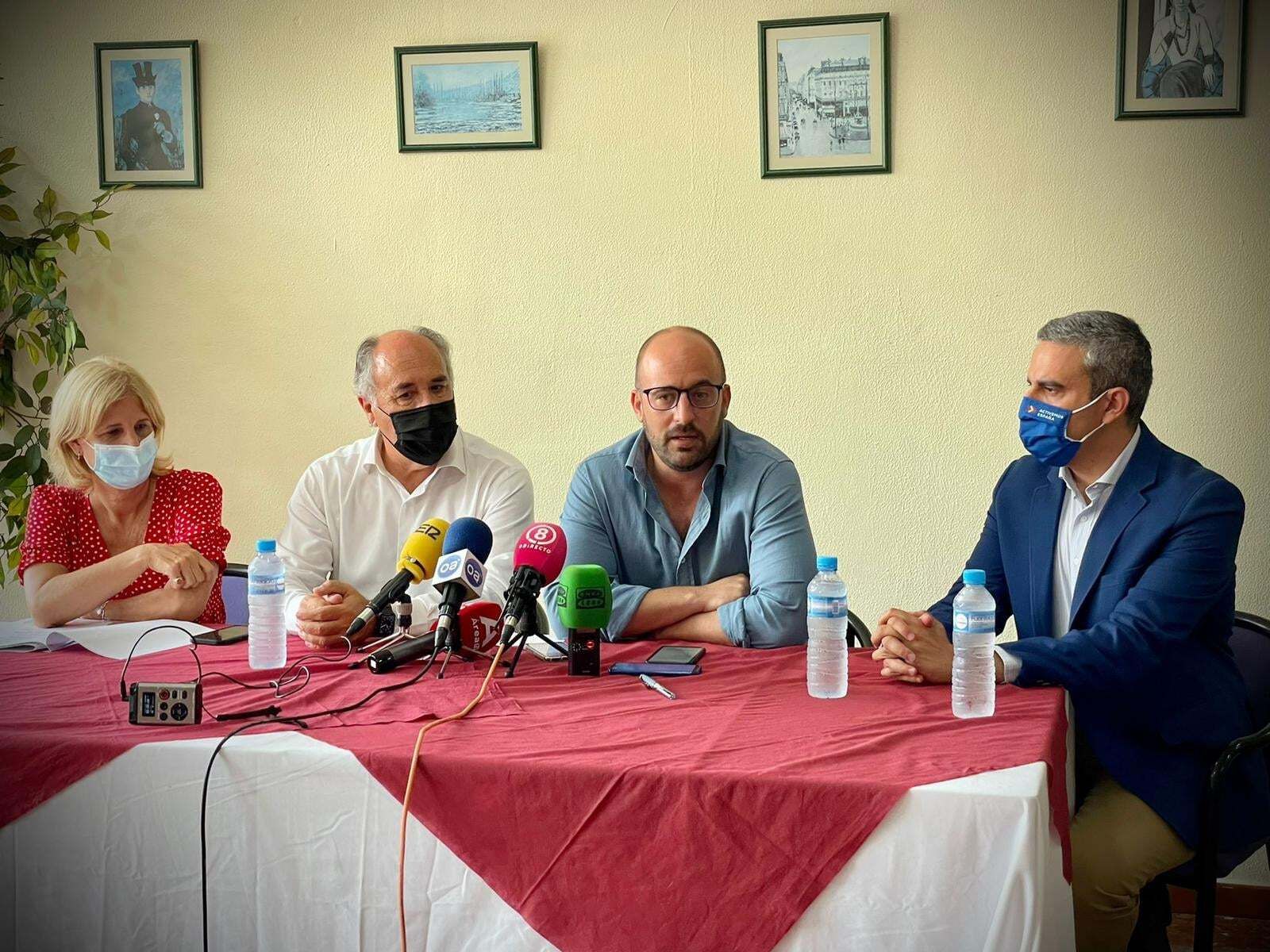 Beardo,  junto a sus compañeros del PP, reclamando en Algeciras la ejecución de los presupuestos.