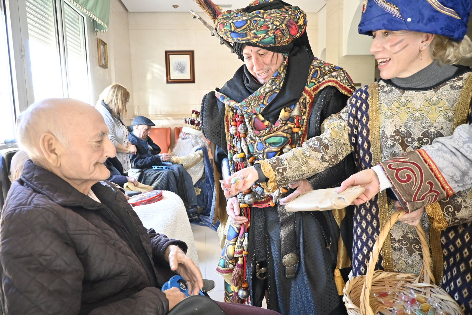 Recorrido fotográfico de los Reyes Magos por el hospital y los centros de mayores en la mañana del 5 de enero en Huelva