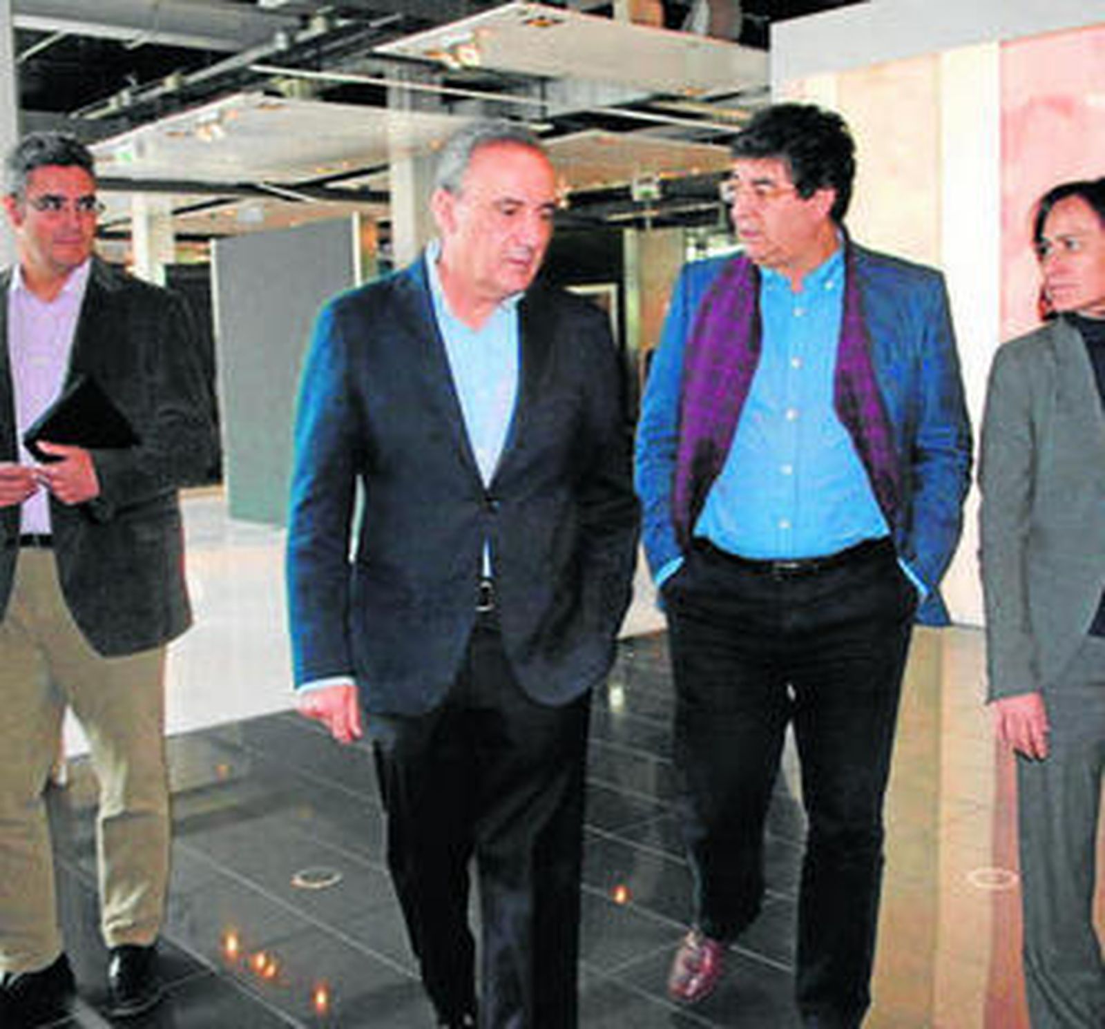 El coordinador regional de IU visitó las instalaciones de Cosentino.