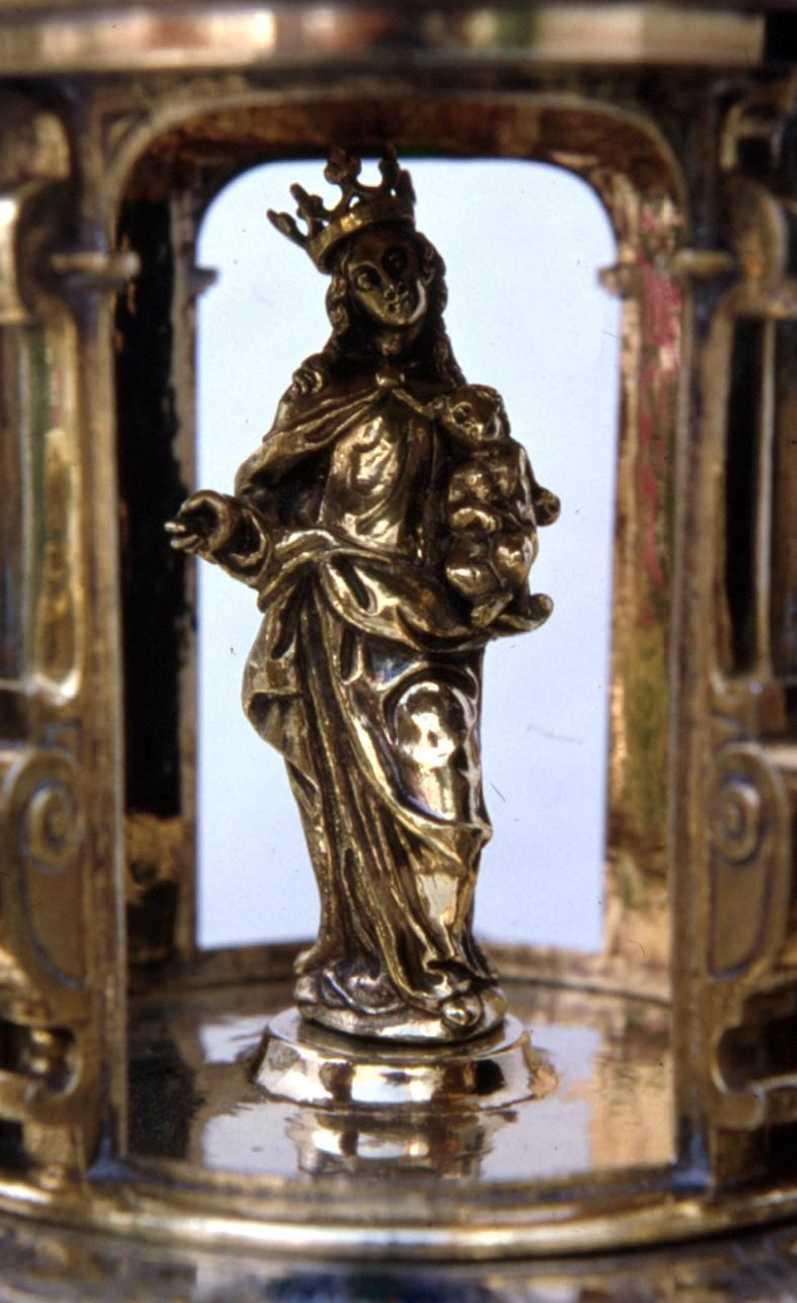 Detalle de la figura de la Virgen en la custodia de Villarrasa. Detalle de la figura de la Virgen en la custodia de Villarrasa.