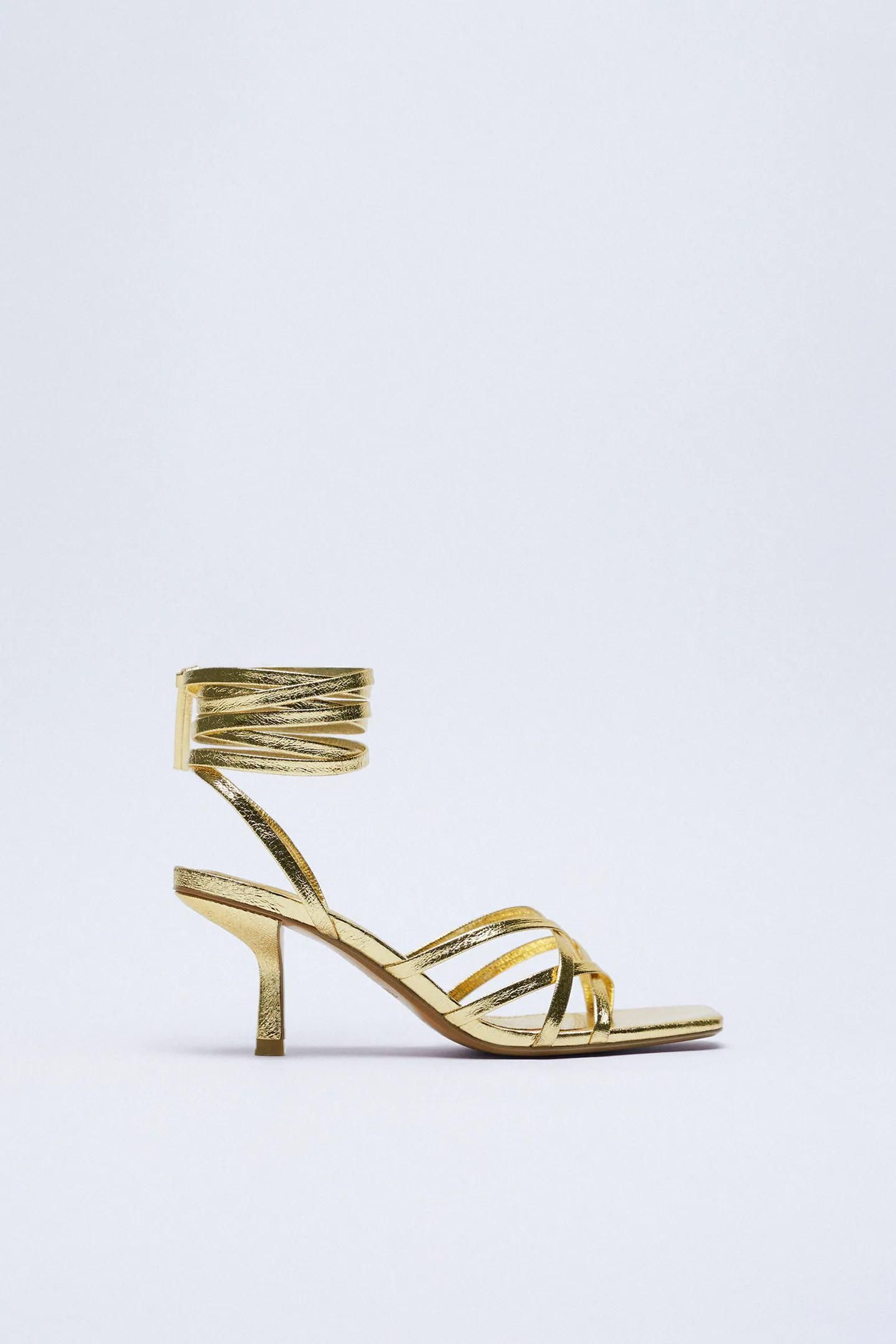 Sandalias de tacón metalizada y atada de Zara.