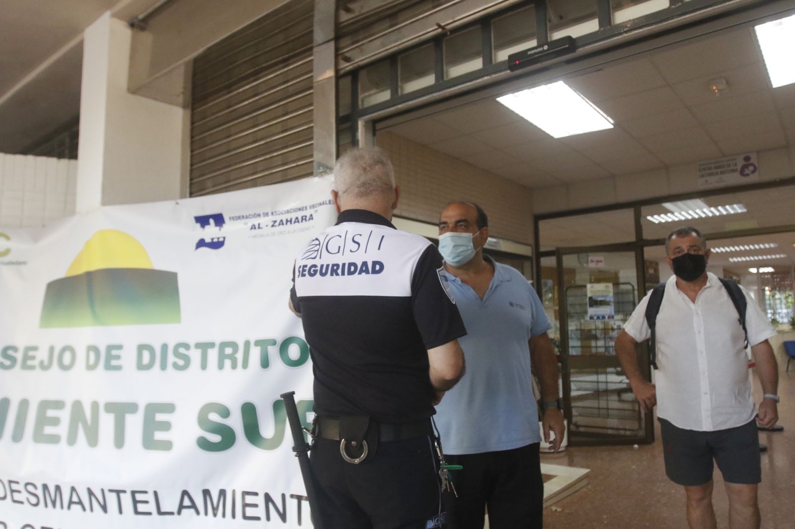 El encierro para exigir la apertura de los centros cívicos de Córdoba, en imágenes