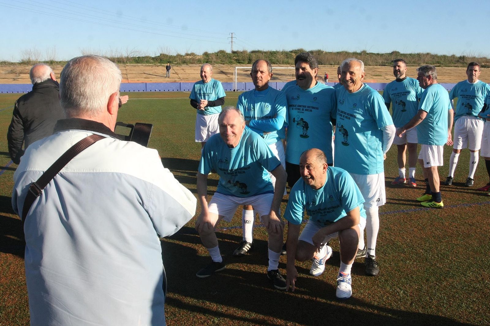 Imágenes del partido homenaje a los árbitros históricos de fútbol de Huelva