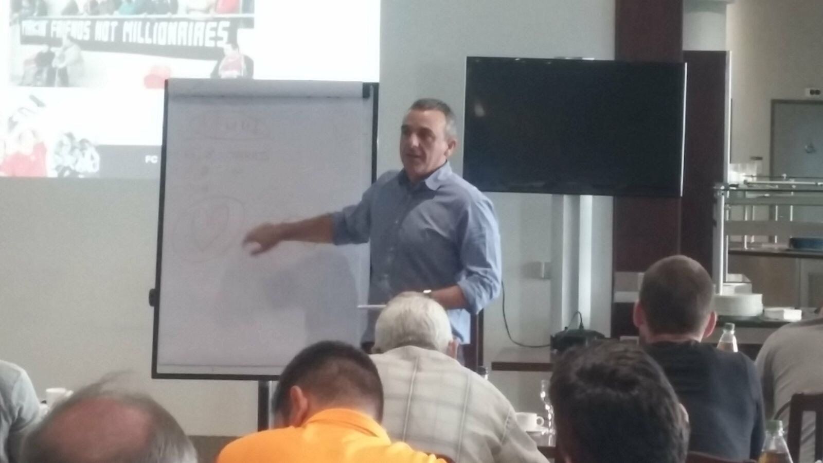 El presidente del Trust albiazul, Narciso Rojas, durante su exposición.