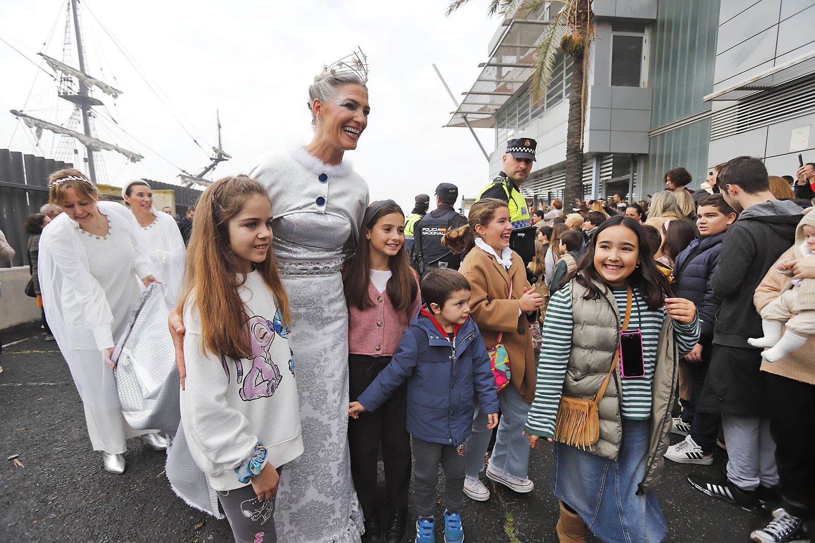 Imágenes de la mágica llegada de los Reyes Magos y la Estrella de la Ilusión a Huelva en barco