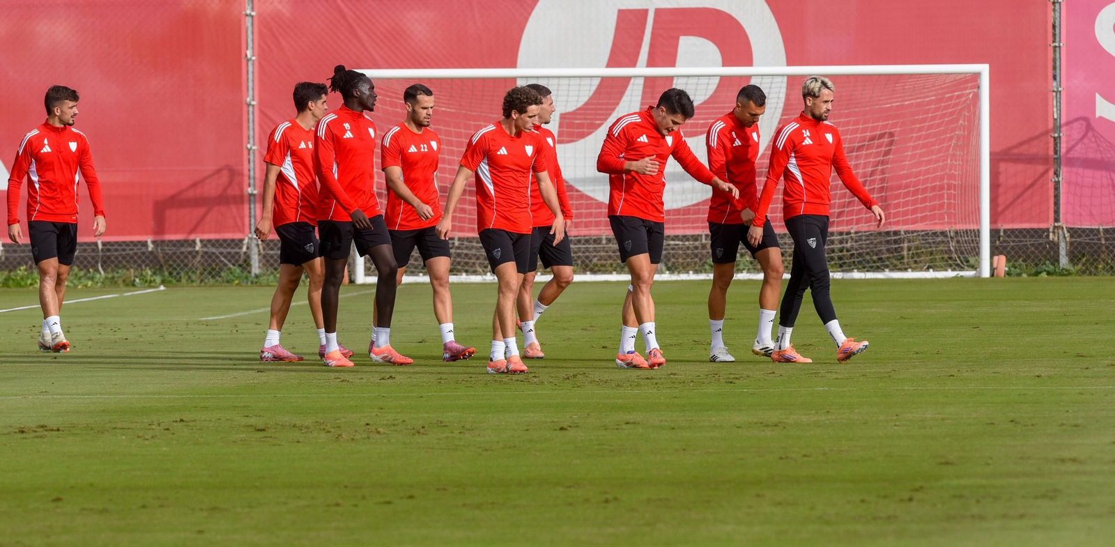 Januzaj, que vuelve a estar disponible, encabeza un grupo en un entrenamiento.