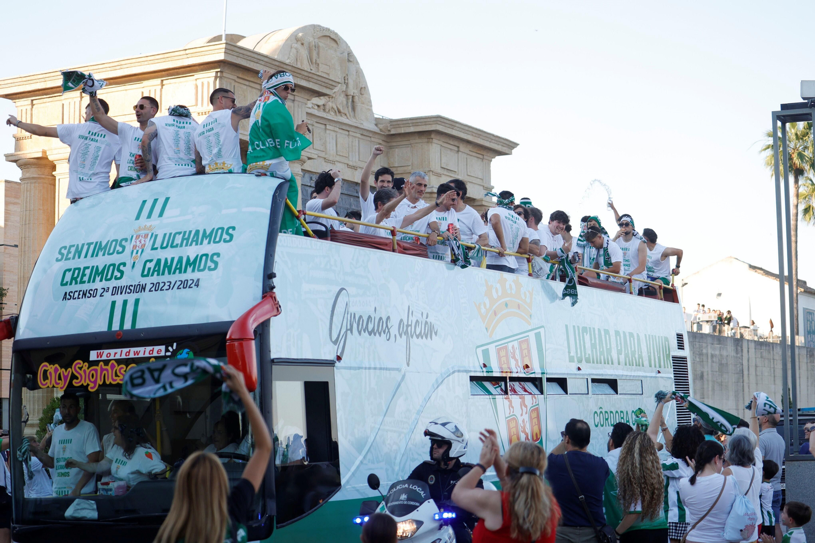 Las mejores fotos de la 'rúa' del Córdoba CF para celebrar el ascenso a Segunda División