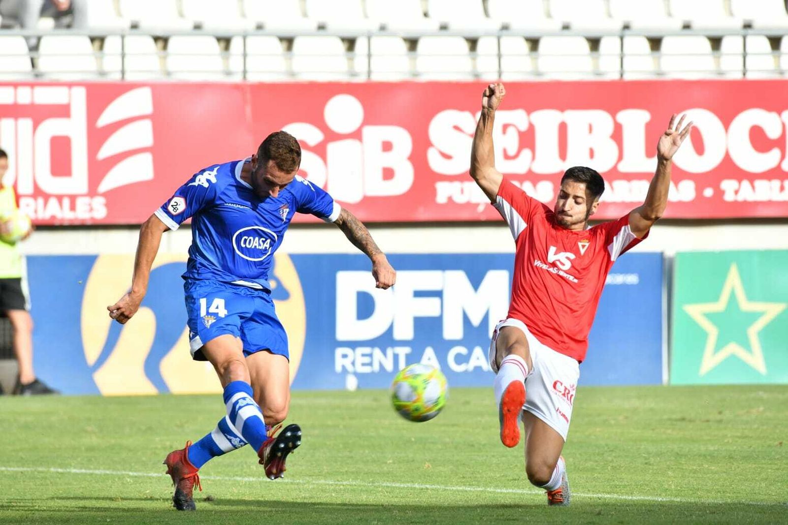 Amelibia saca el balón en largo ante la presión de un adversario.
