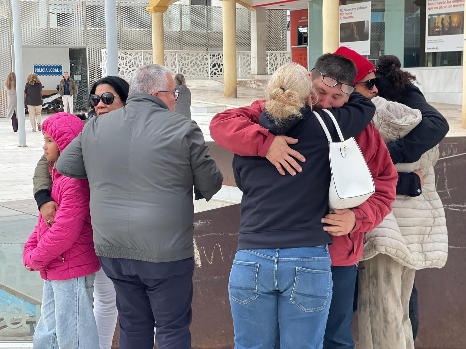 “Ella quería mucho a su hijo”: el abuelo del menor hallado muerto en Garrucha rompe a llorar ante las cámaras