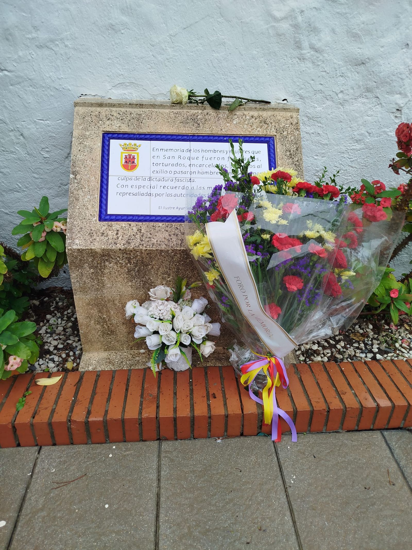 Las flores depositadas que recuerda a las víctimas de la dictadura en el cementerio de San Roque.