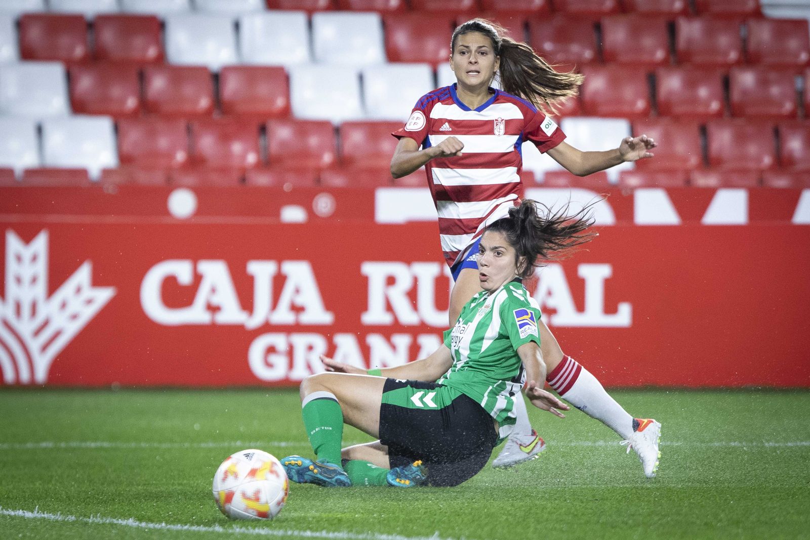 Imagen del encuentro del Granada femenino ante el Betis en Copa del Rey.
