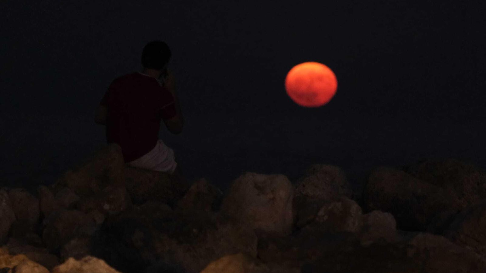 Vista de la superluna de Ciervo desde Málaga capital.