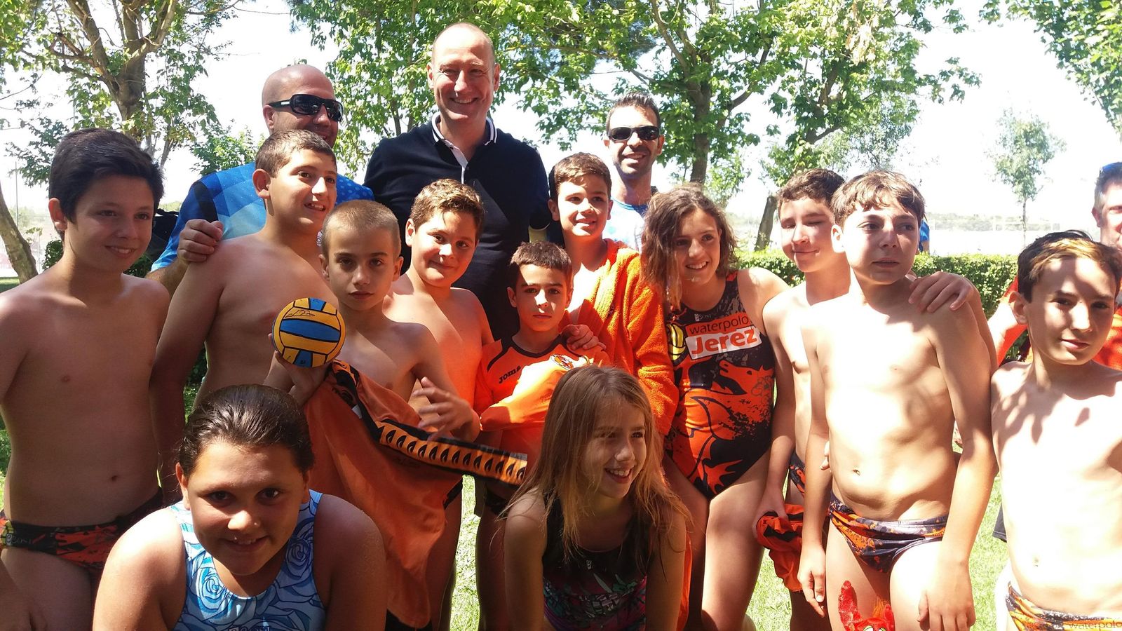 Los alevines del Club Waterpolo Jerez, con Pedro 'Toto' García. oro olímpico en Atlanta 96.