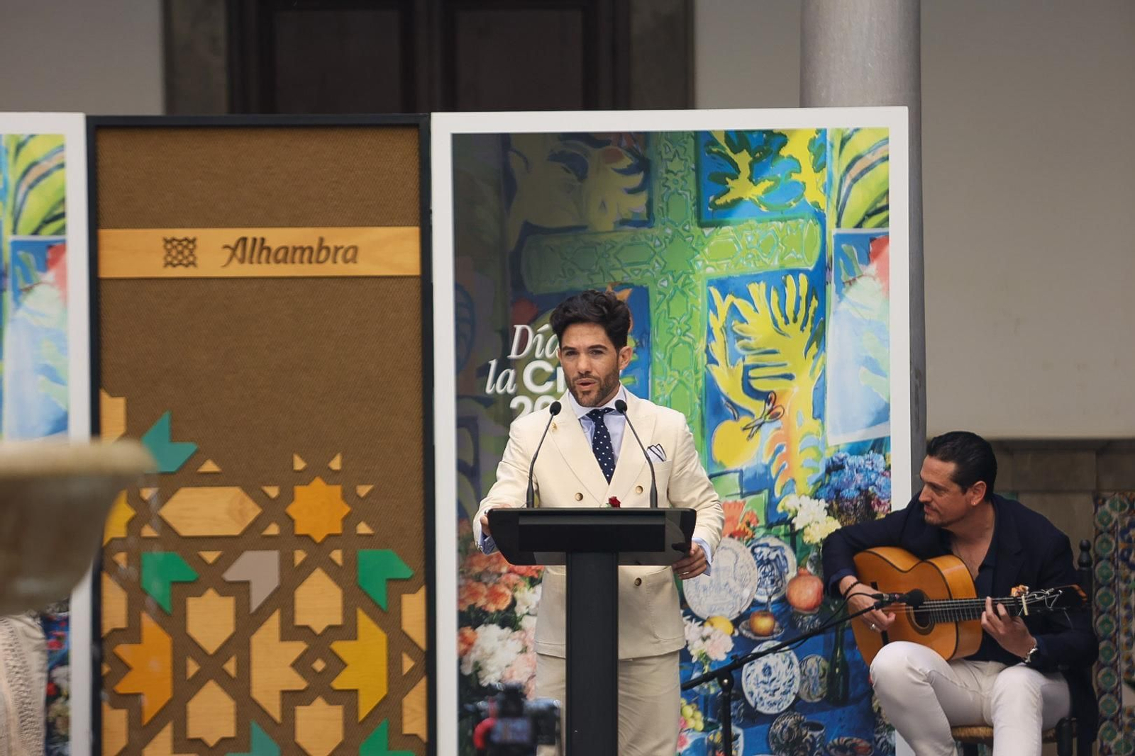 El pregón del Día de la Cruz de Granada, en imágenes