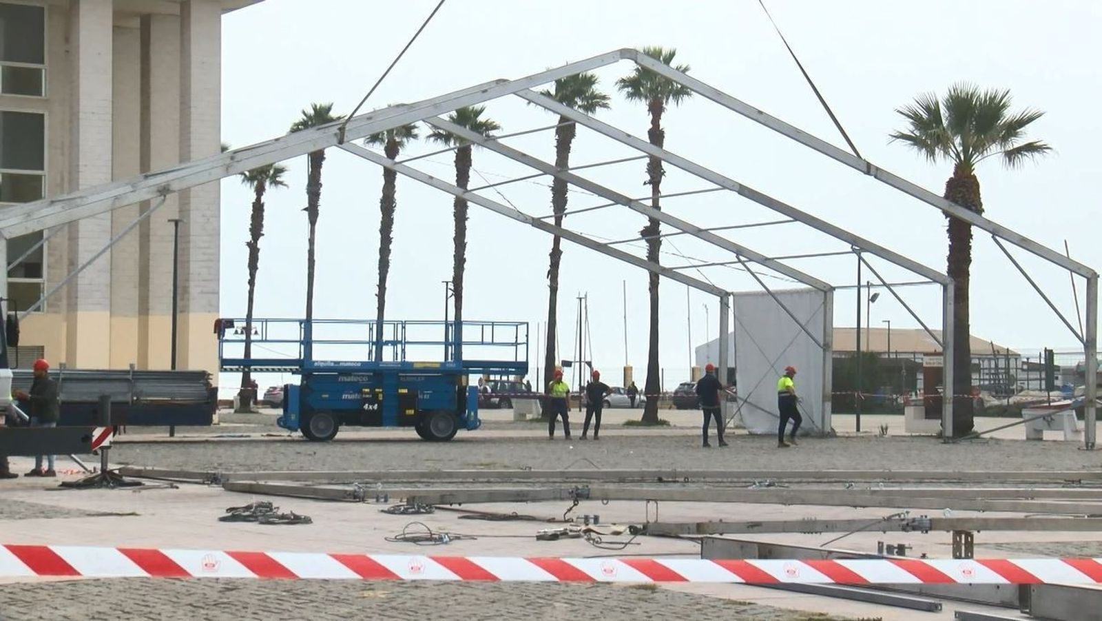 Montaje de la carpa de Navidad en Puerto Real