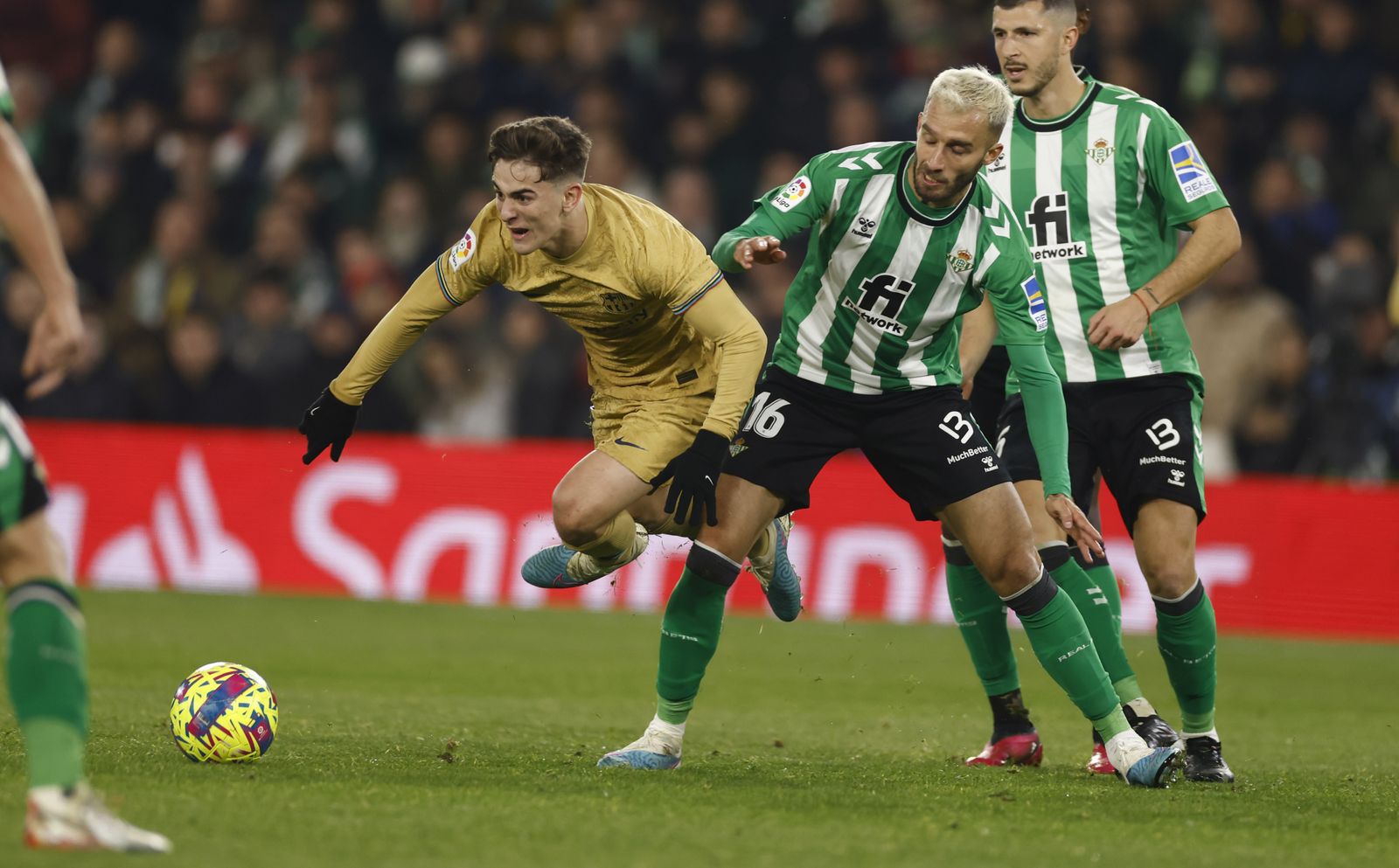 Pezzella derriba a Gavi en un lance del partido.