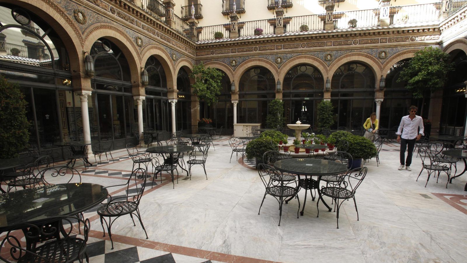 El gran patio regionalista del Alfonso XIII donde, por razones de seguridad, se han suprimido los cojines.
