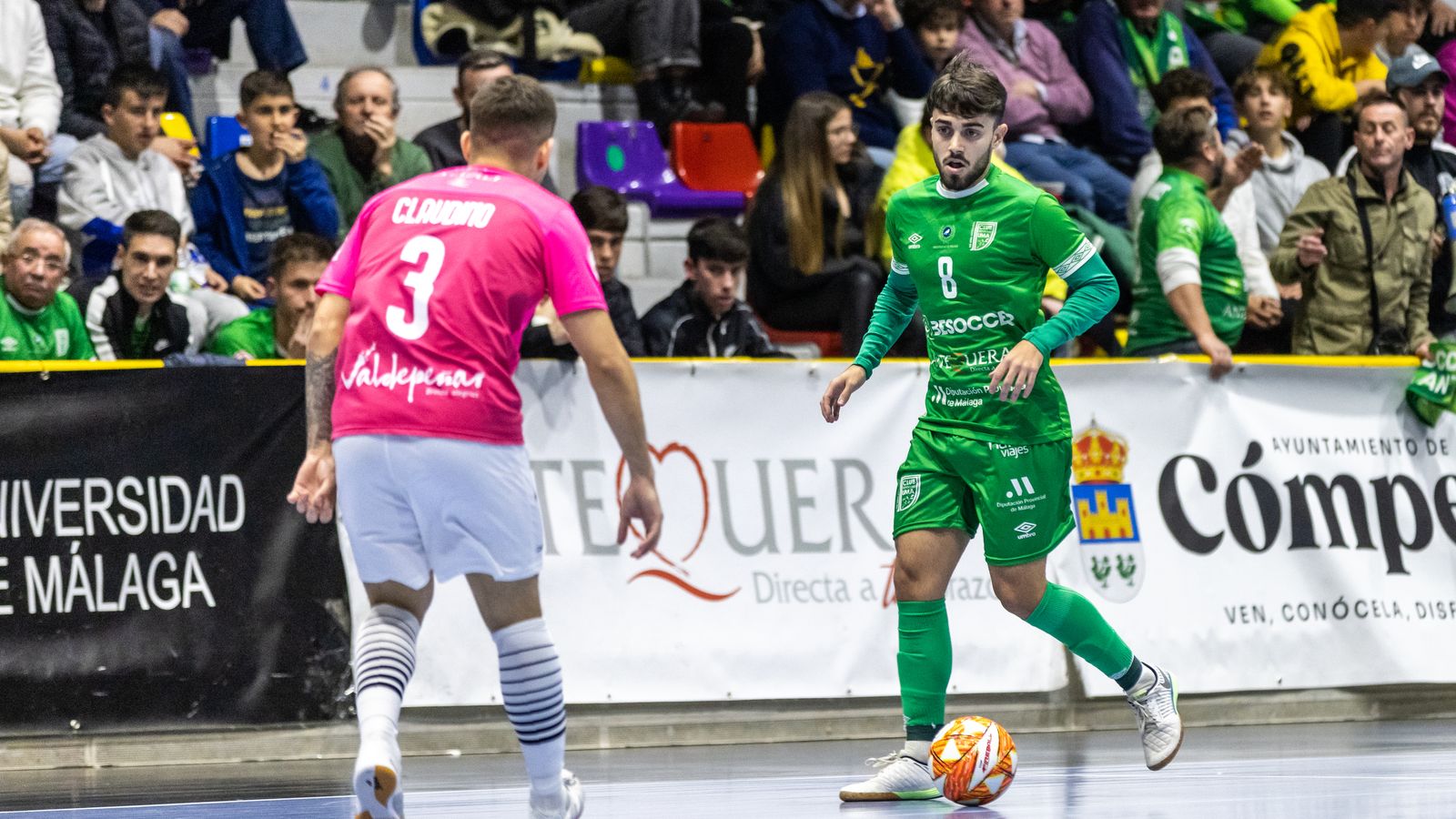 Davilillo controlando el esférico en el Fernando Argüelles.