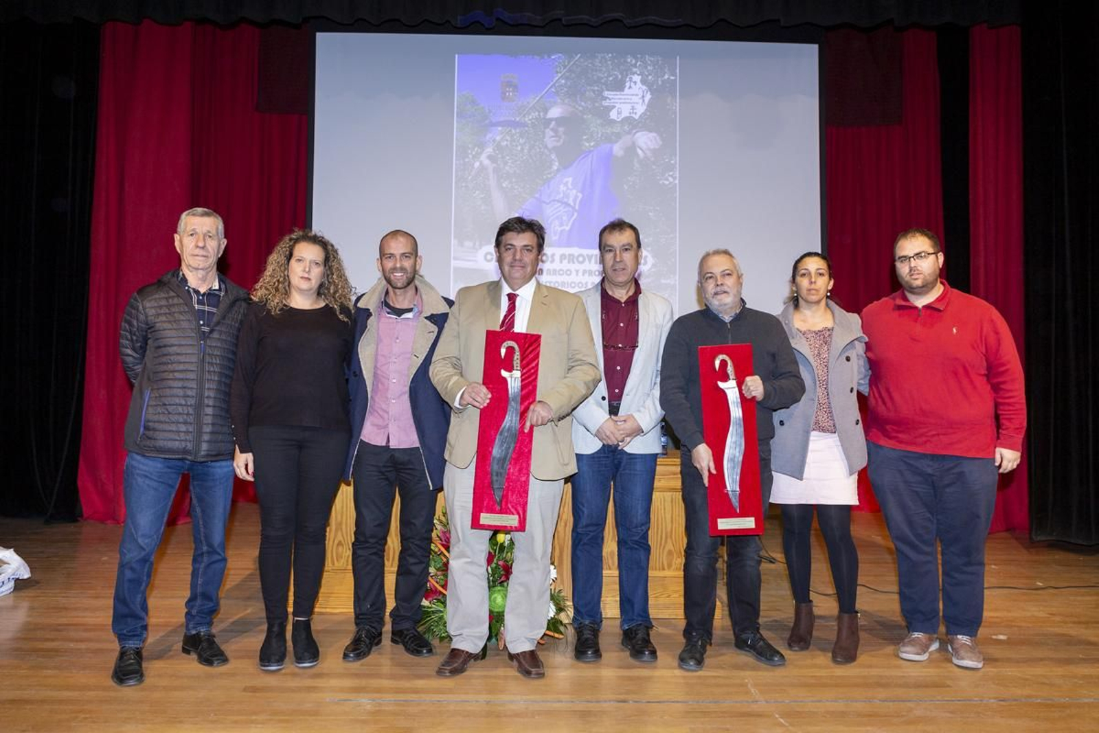 Autoridades de la comarca junto a los dos ponentes en las Jornadas de Arqueología.