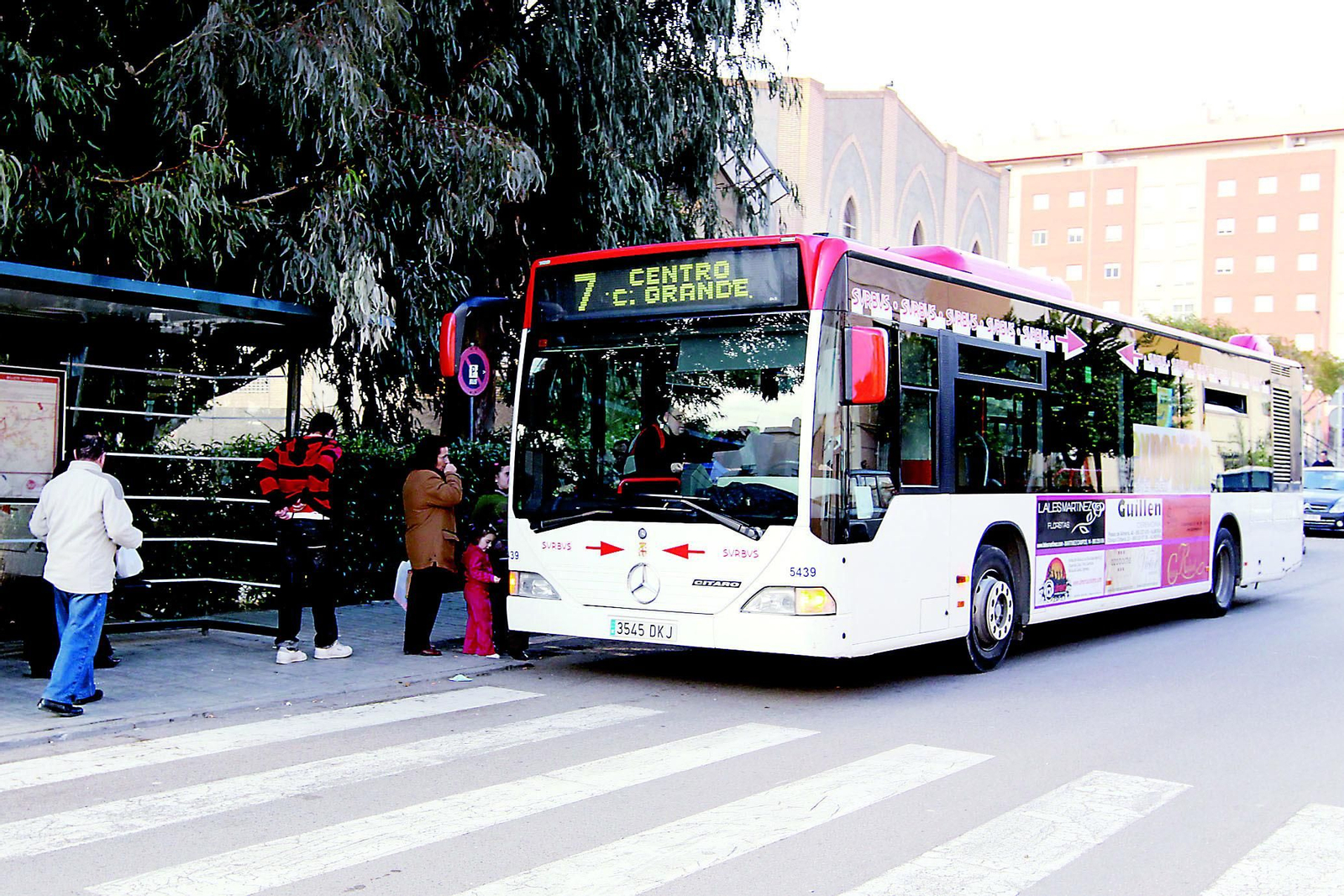 Imagen de archivo de para de bus en Almería.