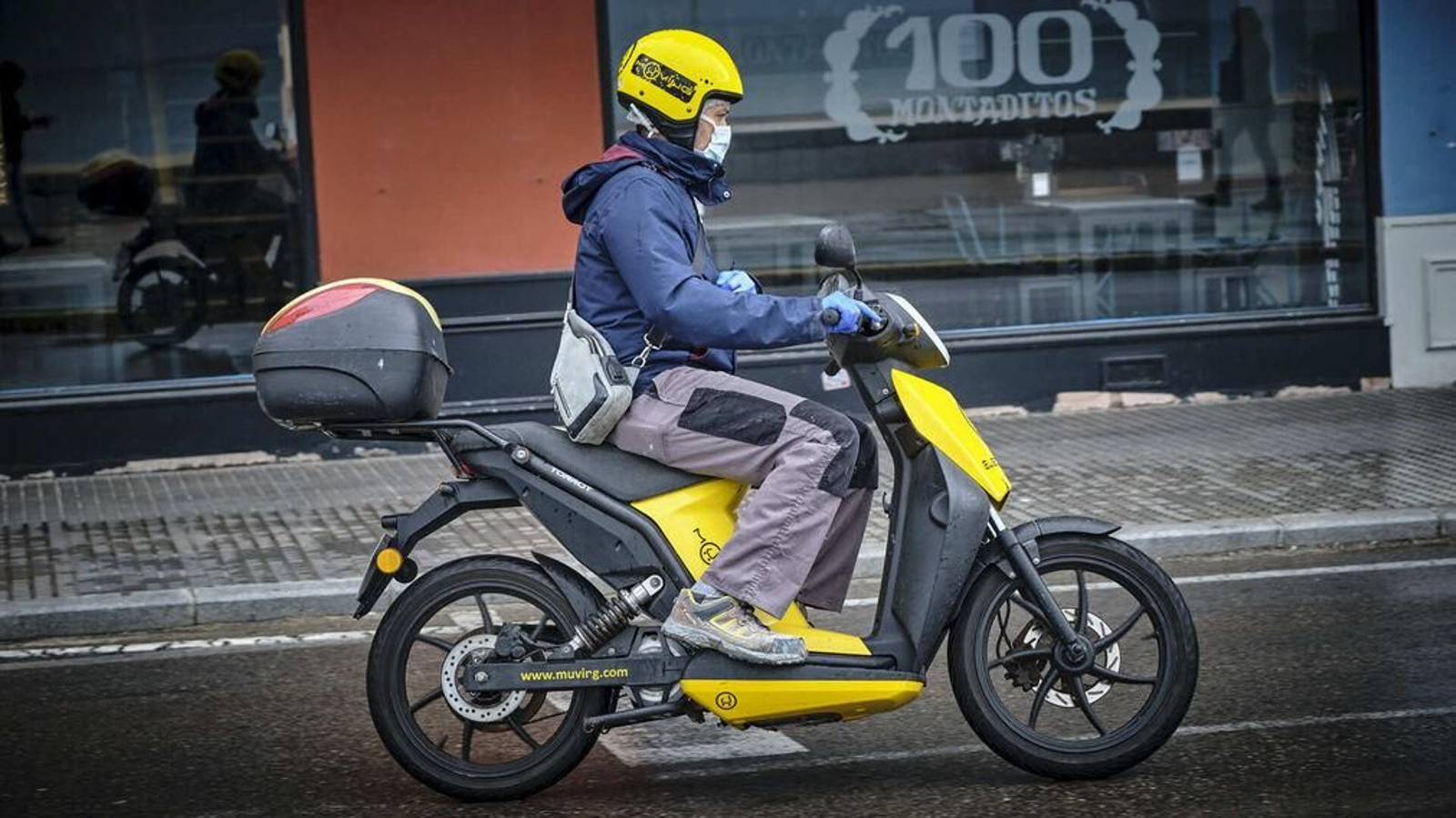 Un usuario de moving con mascarilla y guantes este viernes por Cádiz.