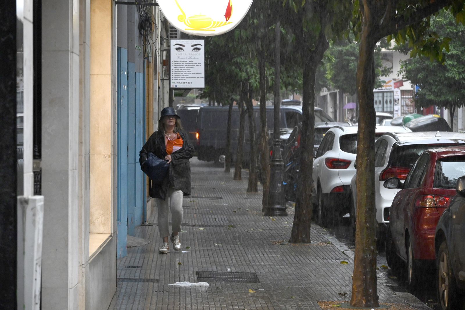 Un lunes de lluvia en Huelva, en imágenes