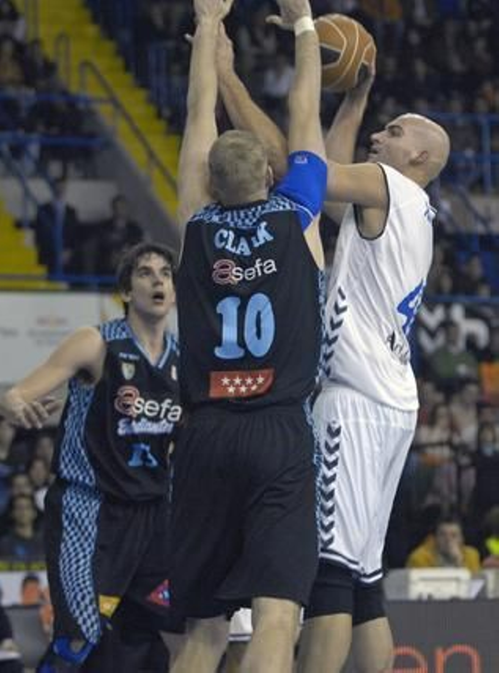 Xavi Rey se dispone a lanzar el balón a pesar de la negativa de Clark.

Foto: Manuel Gómez