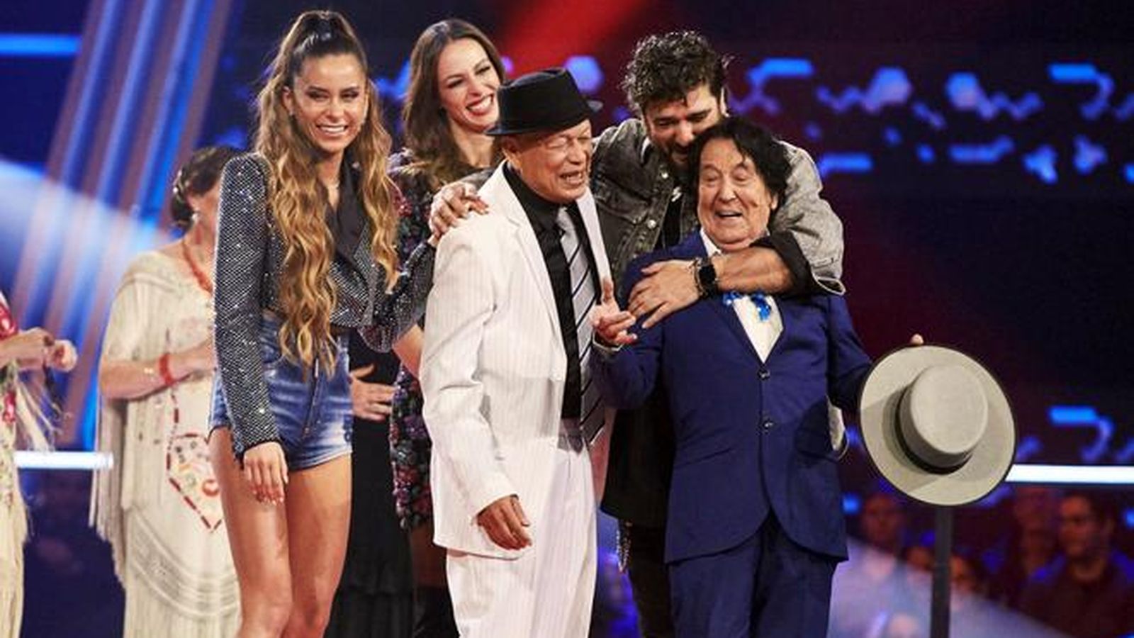 Eva González y Antonio Orozco, con dos de los finalistas de 'La Voz Senior'.