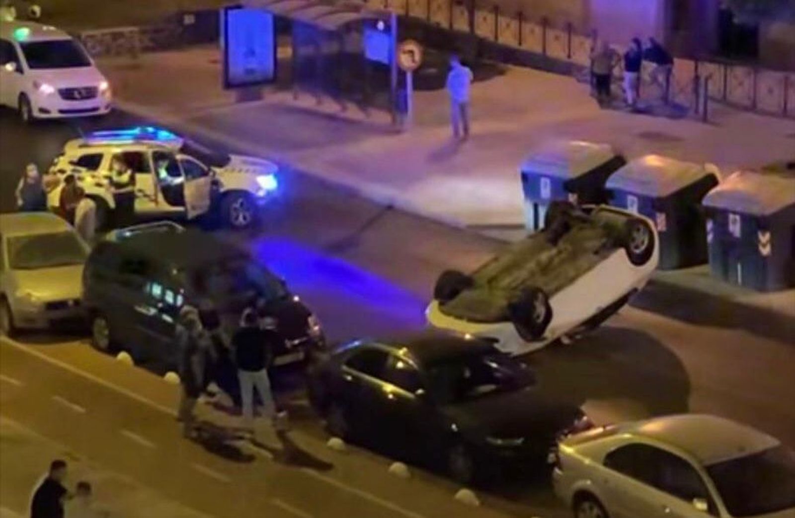 Imagen del vehículo volcado en medio d e la calle Rubén Darío.