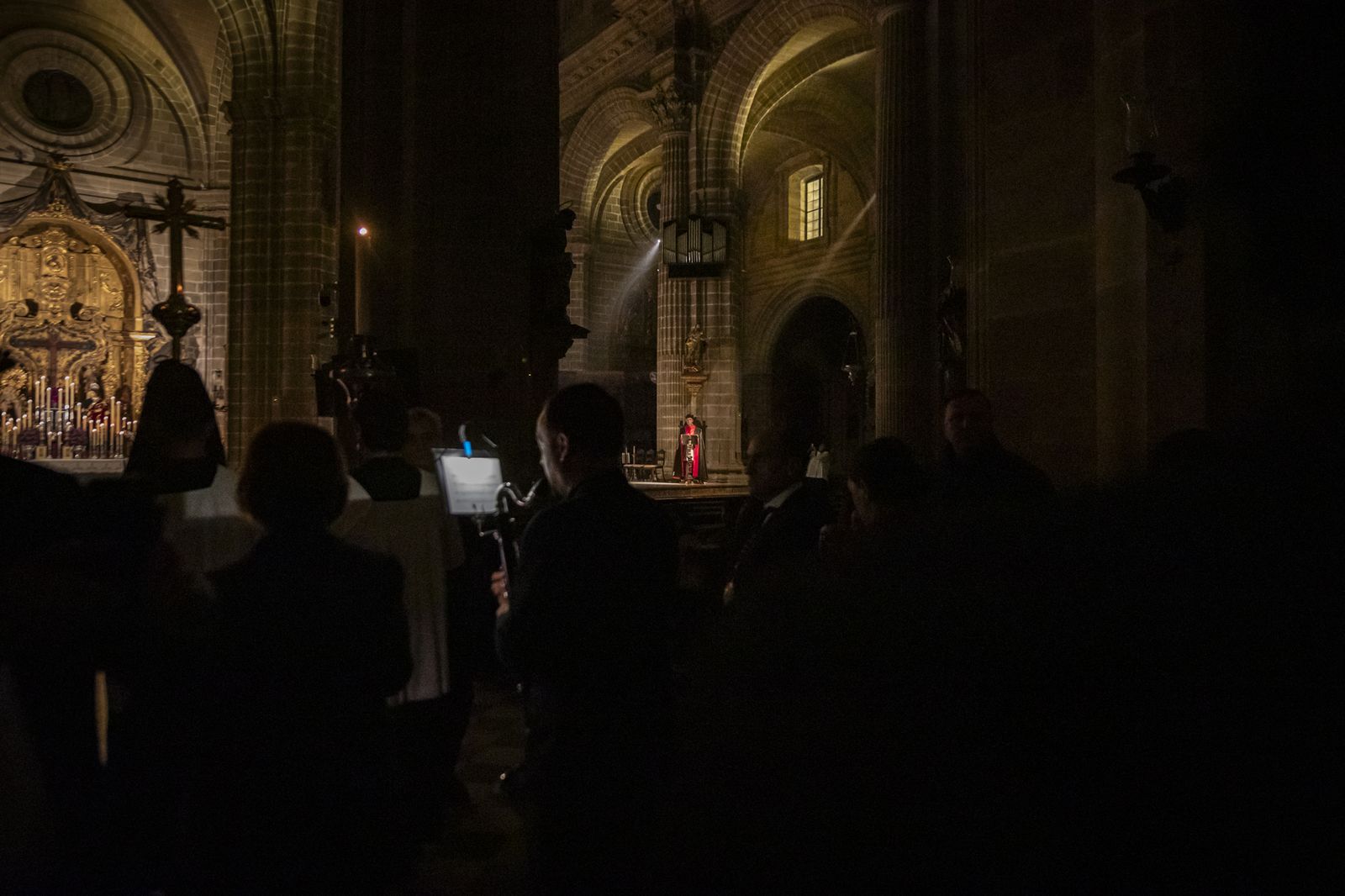 Así fue el viacrucis del Cristo de la Viga por el interior de la Catedral de Jerez