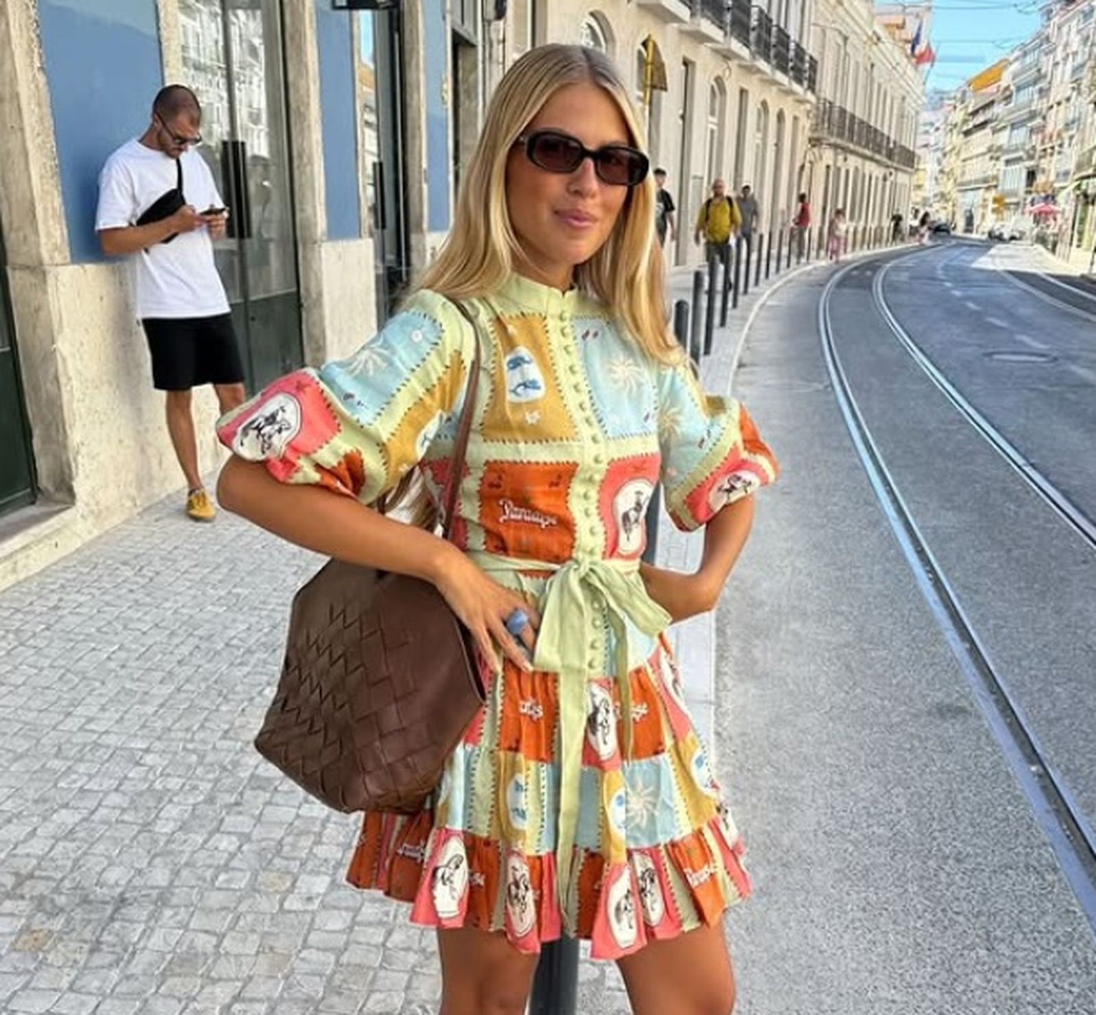 Los conjuntos estampados no solo son un must en primaver, también los puedes llevar con sandalias en verano.