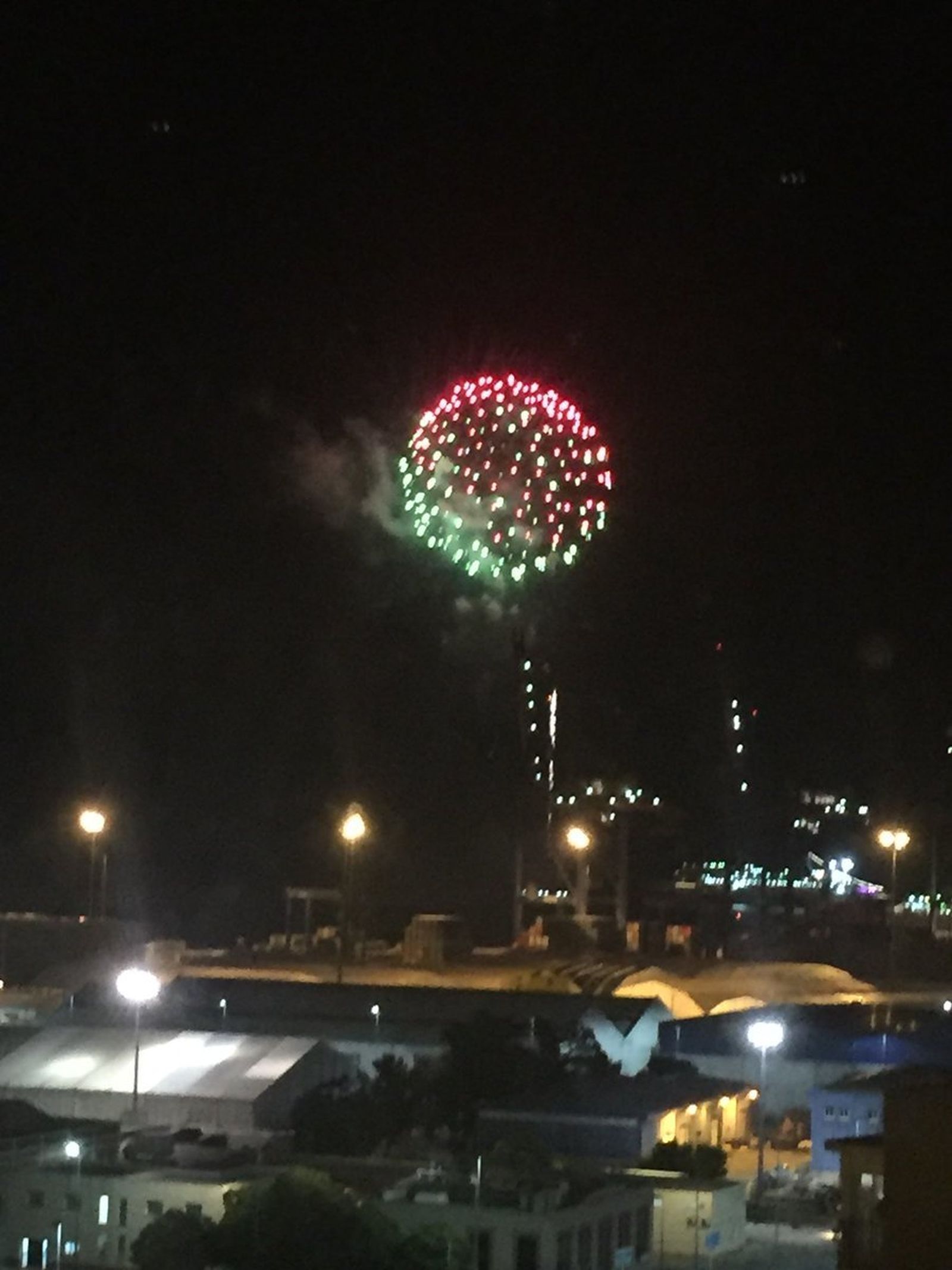 Imagen de los fuegos artificiales de anoche en el puerto de Málaga