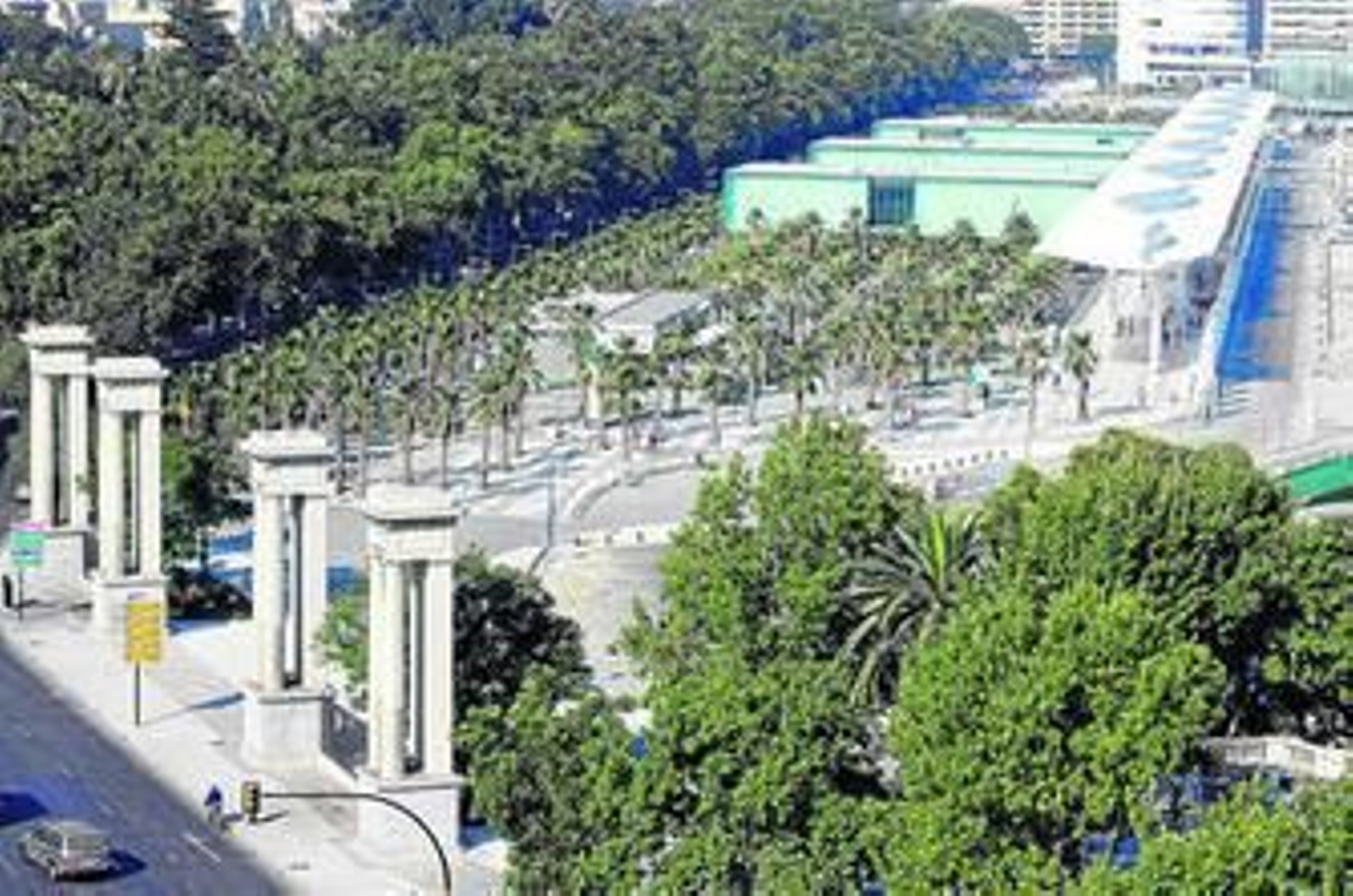 Entrada principal del puerto de Málaga, donde se plantea levantar una noria de 70 metros de altura.