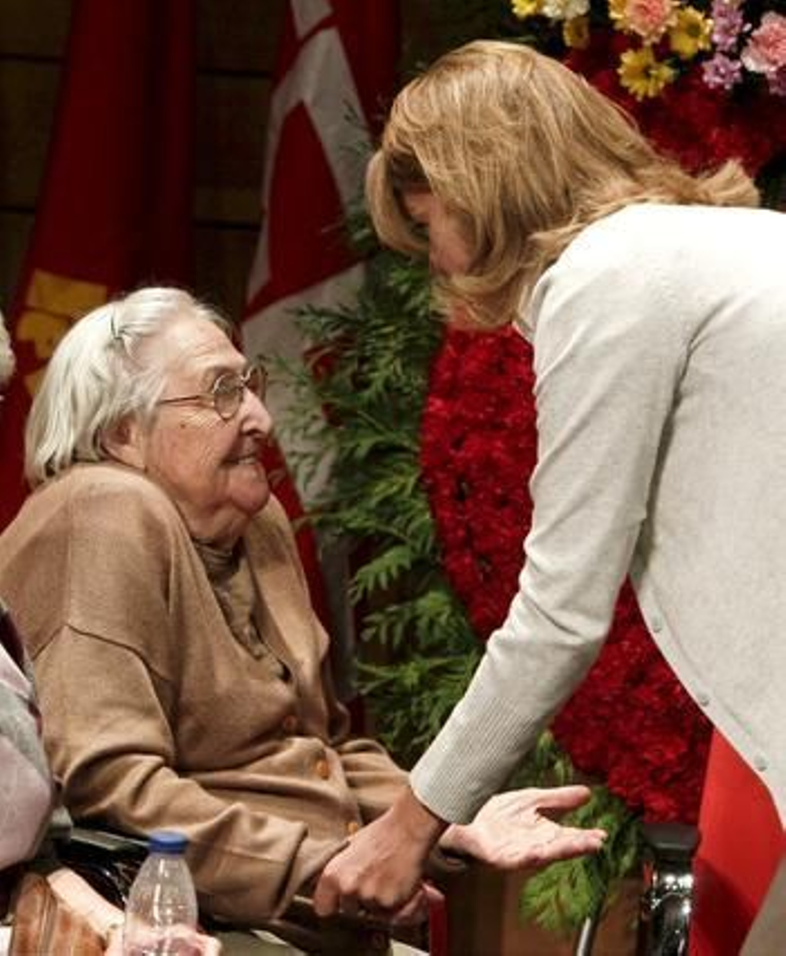 La secretaria general del Partido Popular, María Dolores de Cospedal, da el pésame a Josefina Samper.

Foto: EFE