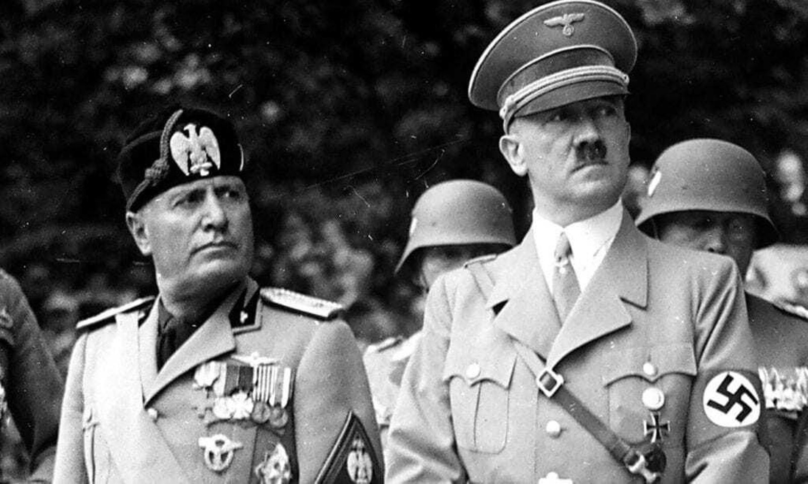 Una fotografía de Hitler junto a Mussolini