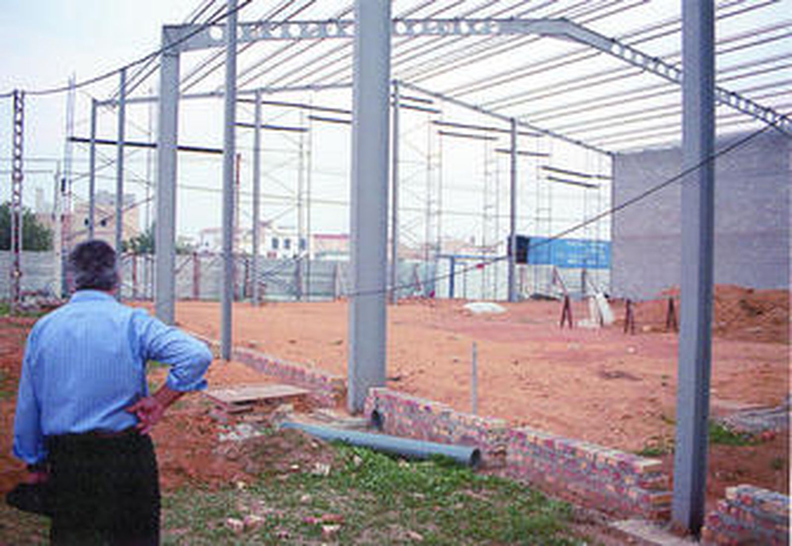 Un empresario, ante unas naves en construcción.