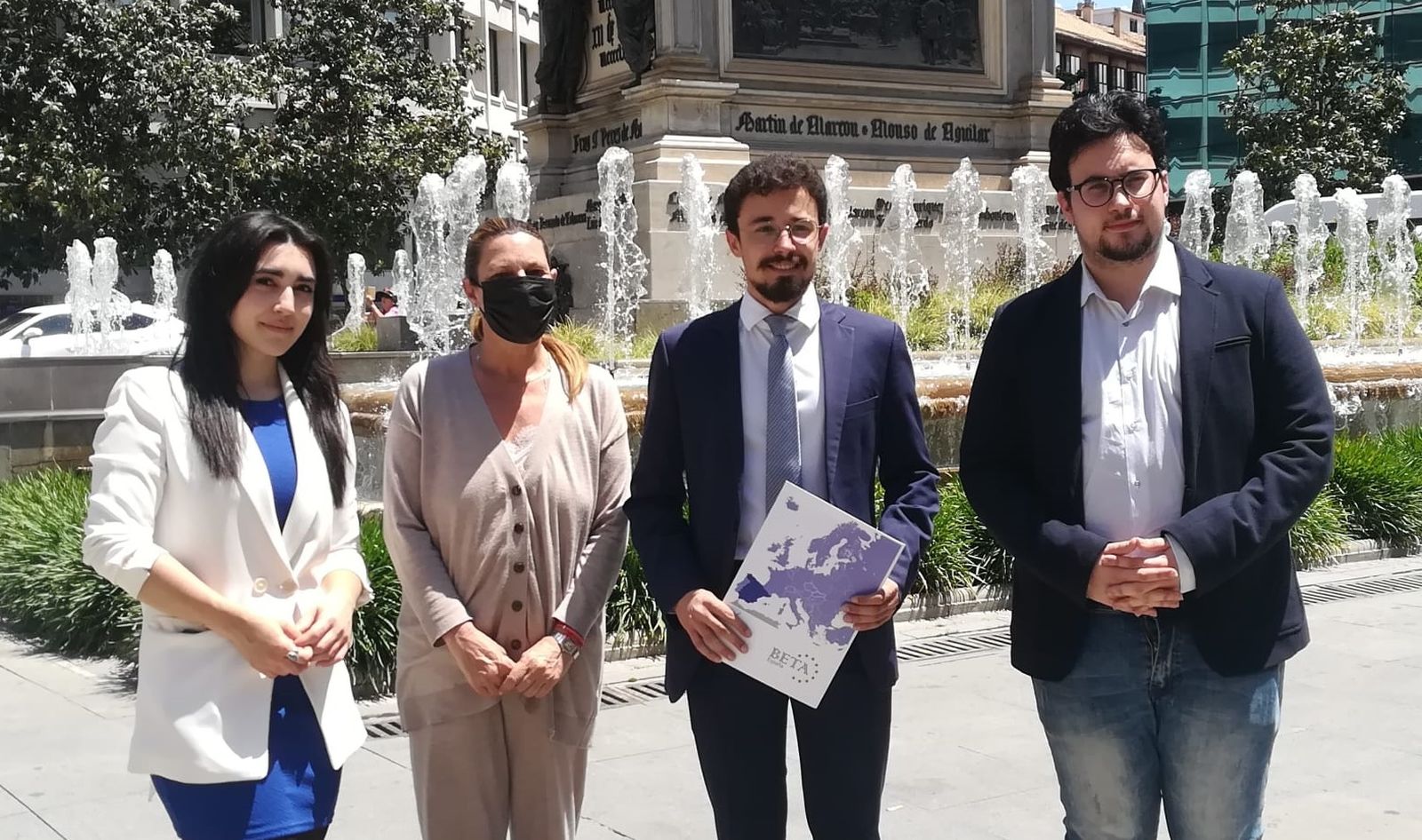 Concha Insúa, segunda por la izquierda, con representantes de BETA.