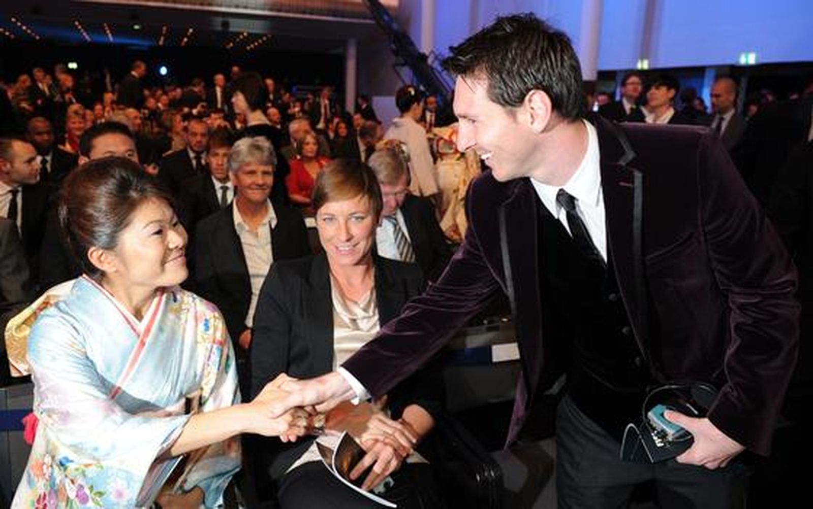 Lionel Messi logra su tercer Balón de Oro con 24 años. / AFP