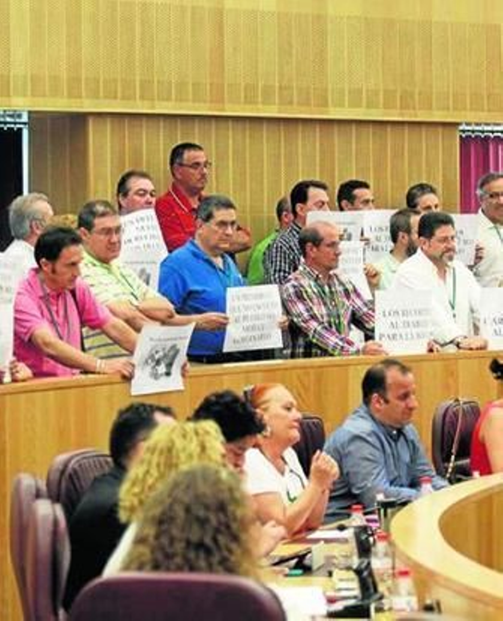 Plenos a escote y en autobús