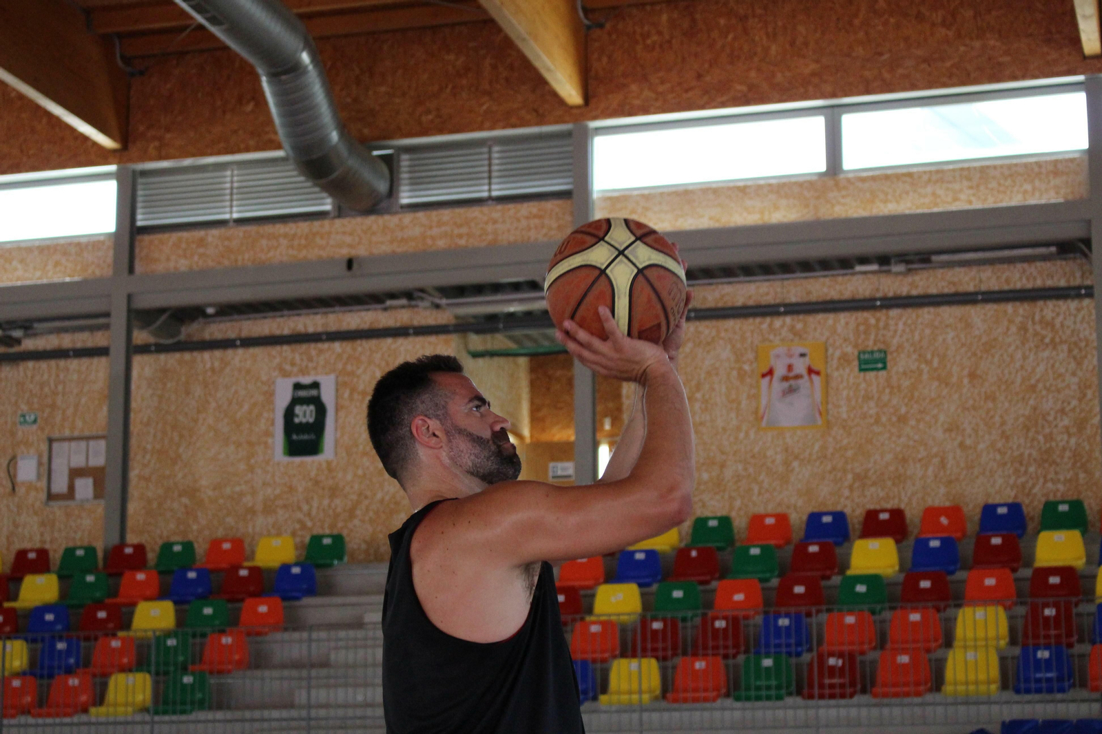 Carlos Cabezas se entrena en el pabellón que lleva su nombre en Marbella.