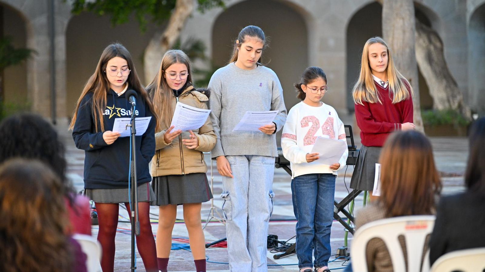 Lectura del manifiesto en la Plaza del Ayuntamiento de Almería e interpretación del alumnado del IES Maestro Padilla de la capital