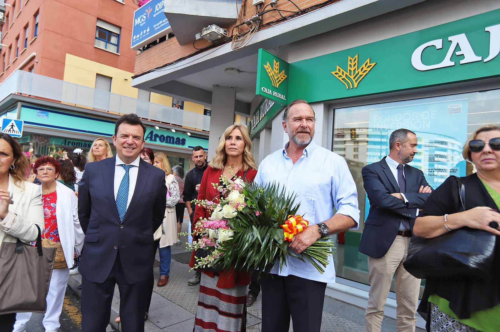 El Rocío 2023: Imágenes de la Hermandad de Emigrantes en su salida de Huelva