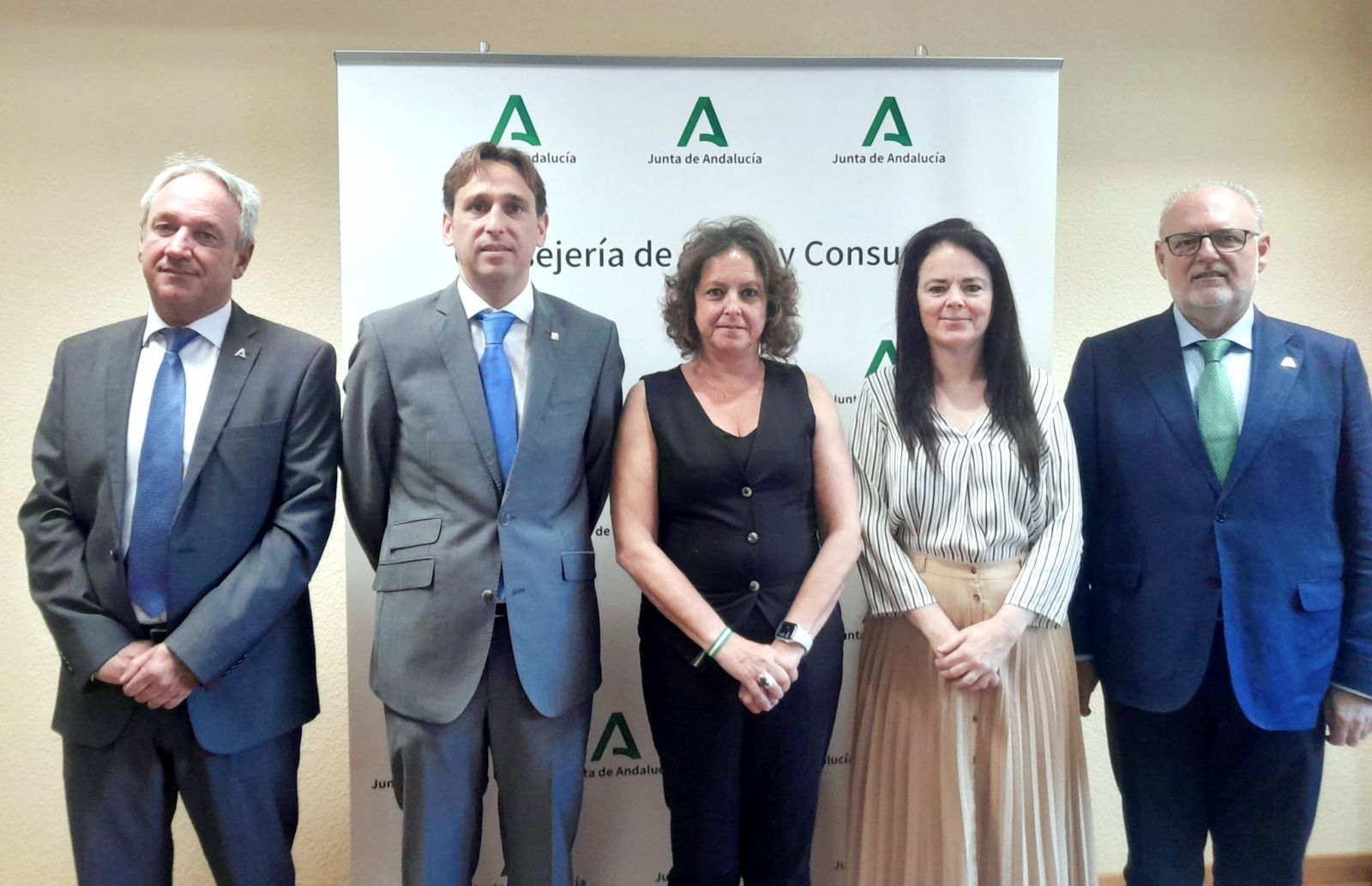 El director gerente del SAS, Diego Vargas, viceconsejero de Salud y Consumo, Miguel Ángel Guzmán, consejera de Salud y Consumo Catalina García, presidenta del Ilustre Colegio Profesional de Podólogos de Andalucía, Rosario Correa y vicepresidente del Colegio, Eladio Martínez.