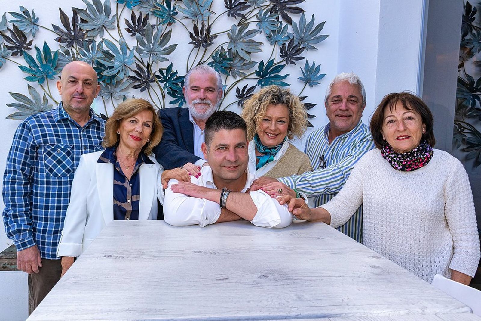 Gustavo Cordero Bueso, en el centro, junto a la nueva directiva del Ateneo de Jerez