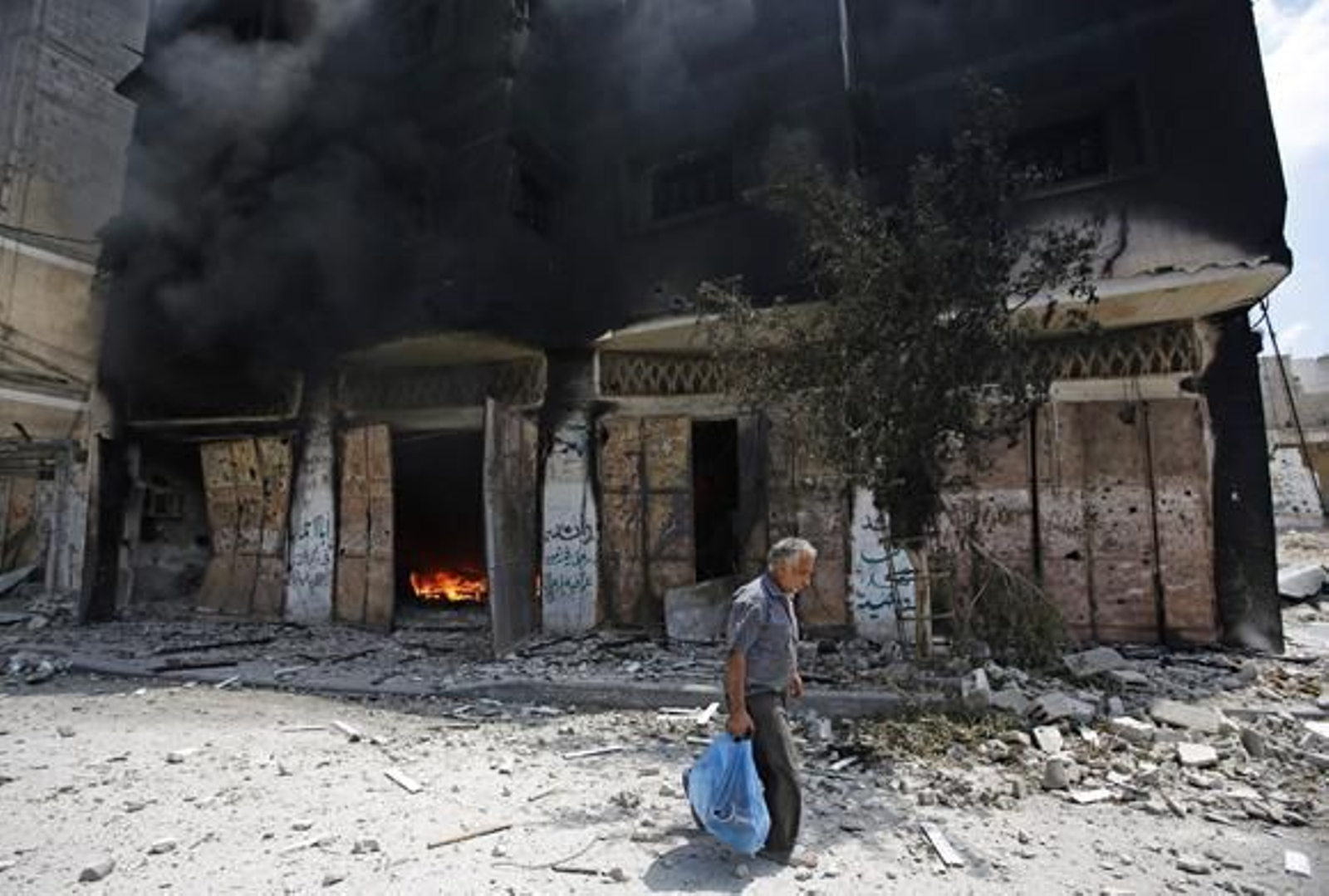 Más de 100 palestinos y 13 soldados israelíes muertos en el día más sangriento de la ofensiva sobre Gaza