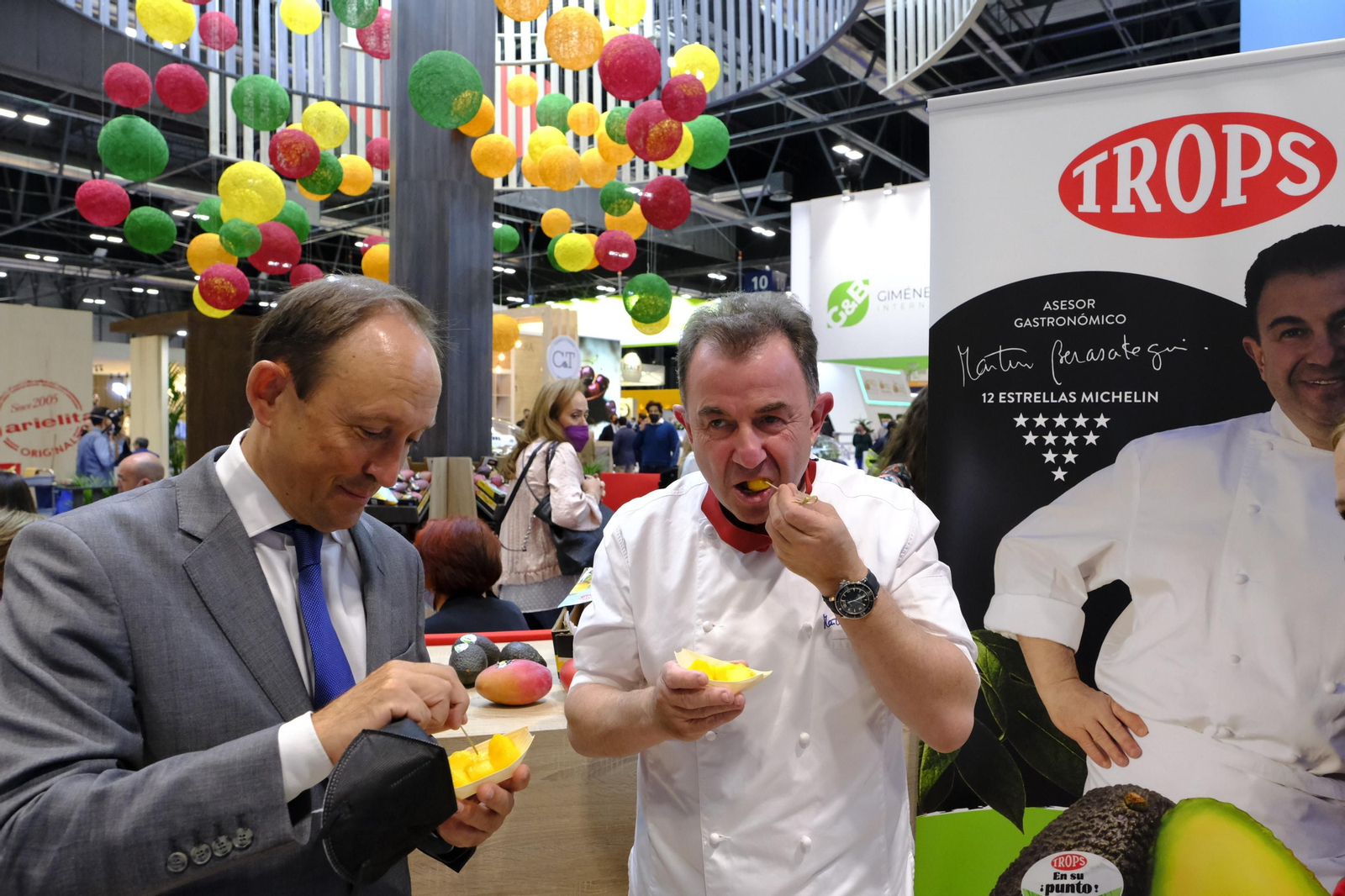 Enrique Colilles, director general de TROPS,  y el chef Martín Berasategui, en el estad de la firma en Ifema.