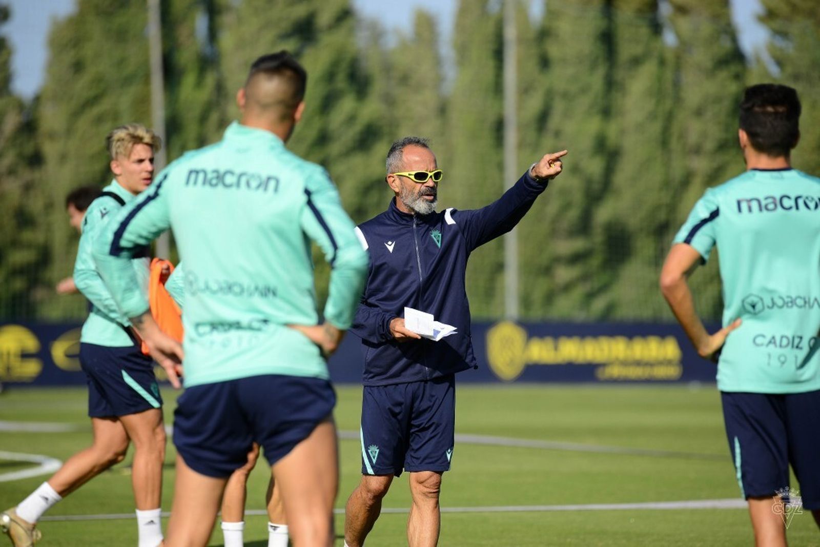 Indicaciones de Álvaro Cervera en el transcurso de un entrenamiento.