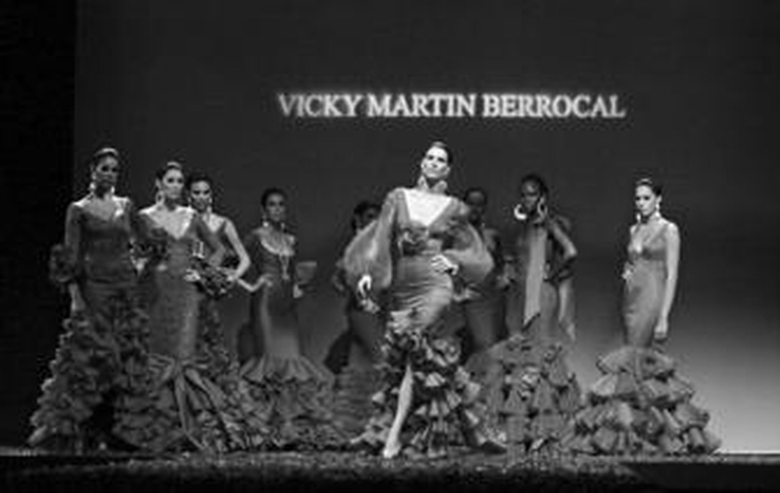 Laura Sánchez, flanqueada por el resto de modelos, muestran la inspiración que Valentino ha ejercido en la colección de Vicky Martín Berrocal.