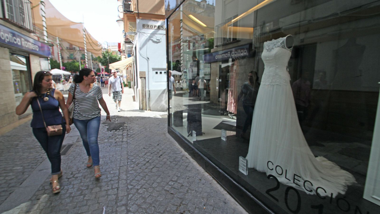 Traje de novia expuesto en una tienda de la calle Cuna.